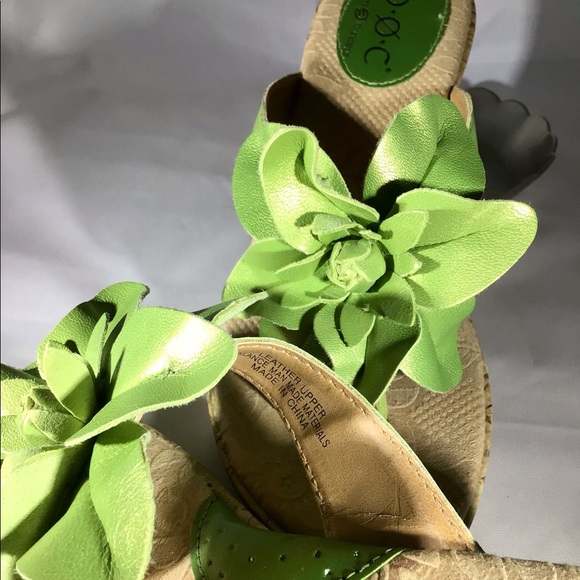 BOC wedge with bright green flowers EUC - Picture 2 of 16